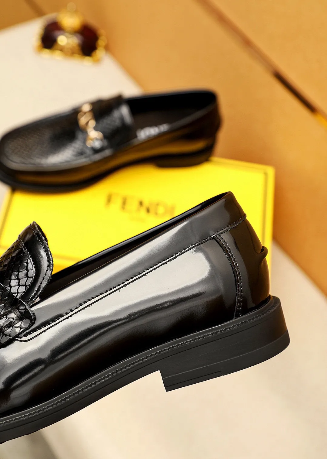 Men's shoes 💰460 💐 Product trademark: FENDI [Fendi] casual leather shoes Regular size: 38-44 (45🉑️customized) Product materials: Selected imported first-layer calfskin embossed upper + luxury hardware buckle, imported cow 🐂 lining. Strong three-dimensional visual effect, rubber outsole Color: 1⃣️color optional